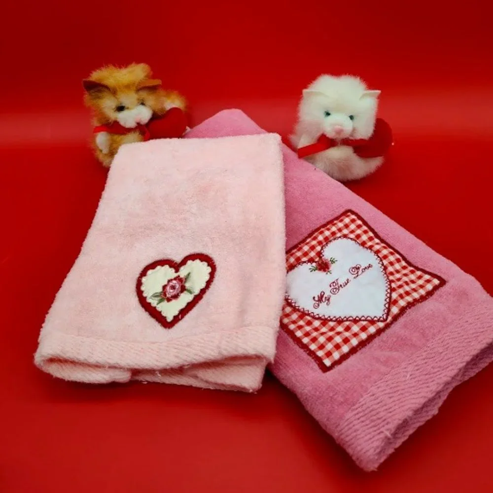 Valentine's, hearts, fingertip hand towels and 2 mini-Valentine‎ stuffed kitties
